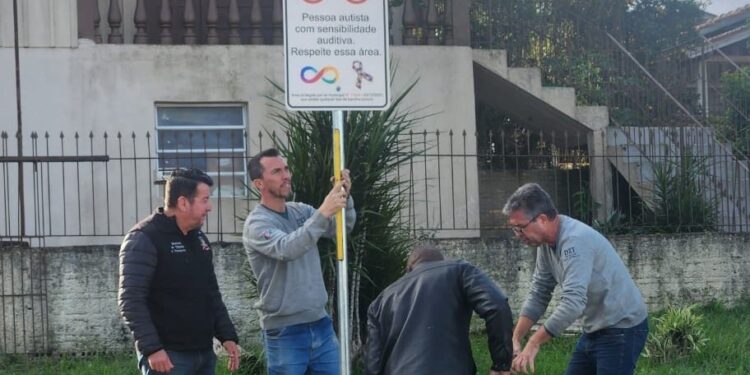 Cidade instala 70 placas de sinalização para proteger pessoas com autismo
