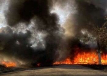 Moradores bloqueiam rua em protesto contra paralisação de obra