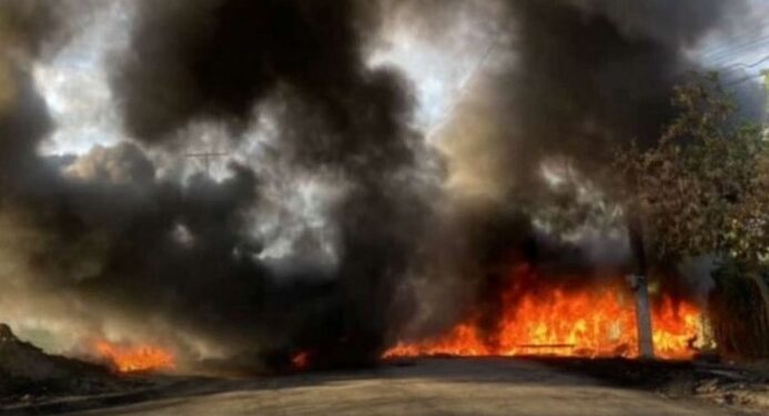 Moradores bloqueiam rua em protesto contra paralisação de obra