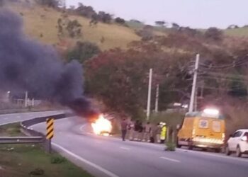 Carro pega fogo e interdita BR-101 no Norte Fluminense