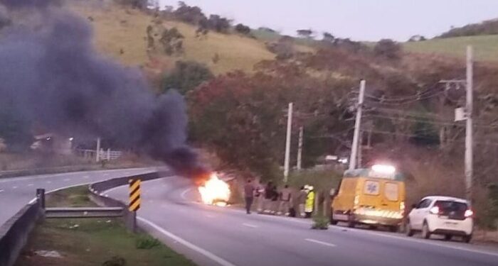 Carro pega fogo e interdita BR-101 no Norte Fluminense