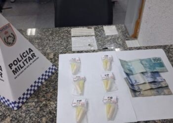 Flagrado com cocaína e dinheiro vivo, suspeito acaba preso em ação da PM