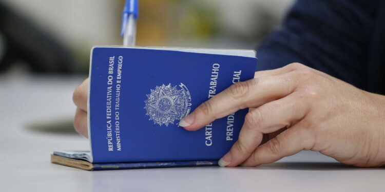 Mais de 460 vagas de emprego abertas nesta segunda