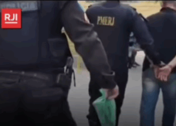 Home é preso após agredir mulher com foice no quintal de casa