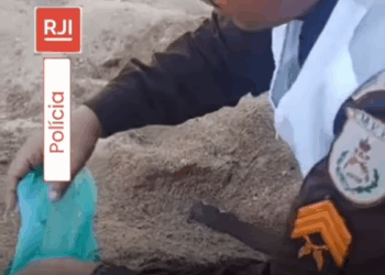 Agentes encontram drogas enterradas em terreno e surpreendem criminosos