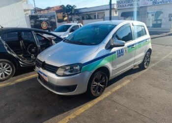 Criminoso rende taxista durante corrida e foge com veículo