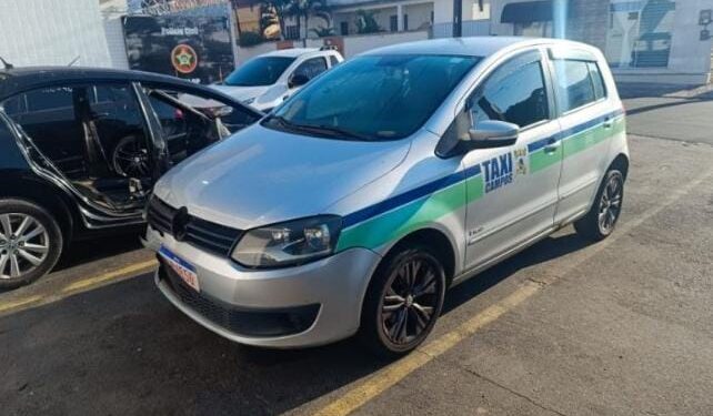 Criminoso rende taxista durante corrida e foge com veículo