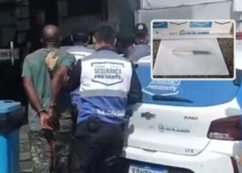 Homem é preso após ameaçar companheira com faca em via movimentada