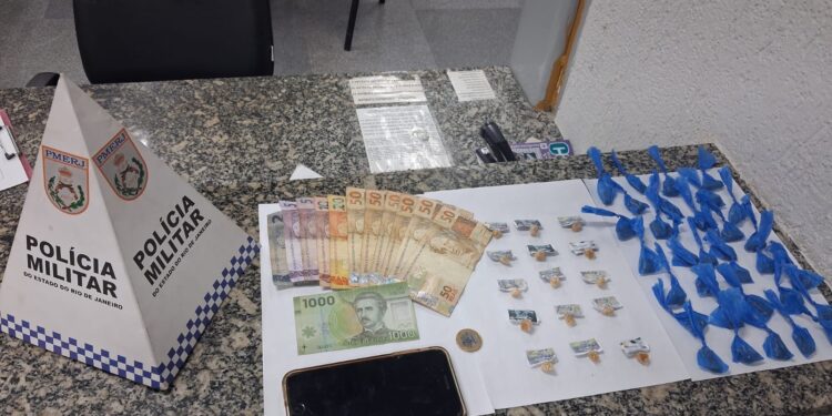 Polícia prende suspeito de tráfico e apreende drogas na orla