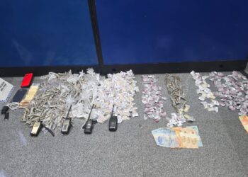 Polícia cerca e prende trio com drogas 