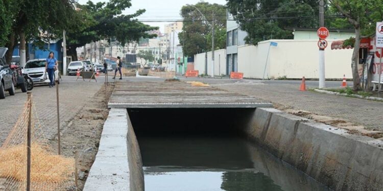 Imbetiba em alerta: estacionar sobre canal pode causar tragédia