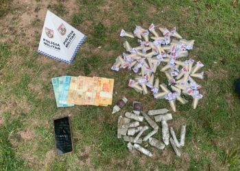 Polícia encontra drogas enterradas em praça e prende suspeito em Macaé