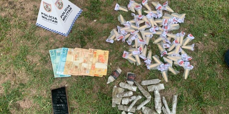 Polícia encontra drogas enterradas em praça e prende suspeito em Macaé