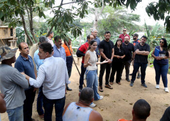 Visita técnica discute futuro de famílias na Ilha do Mombaça