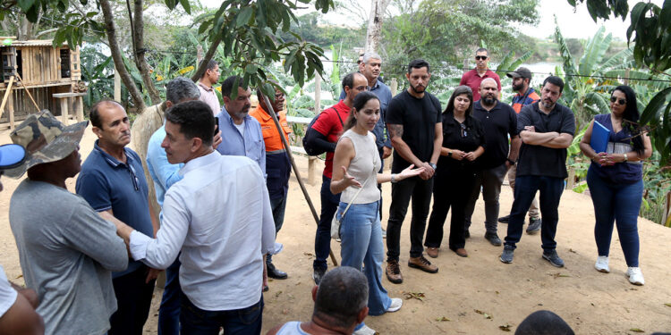 Visita técnica discute futuro de famílias na Ilha do Mombaça