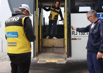 Blitz do Detro flagra irregularidades em Cabo Frio