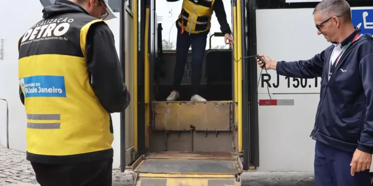 Blitz do Detro flagra irregularidades em Cabo Frio