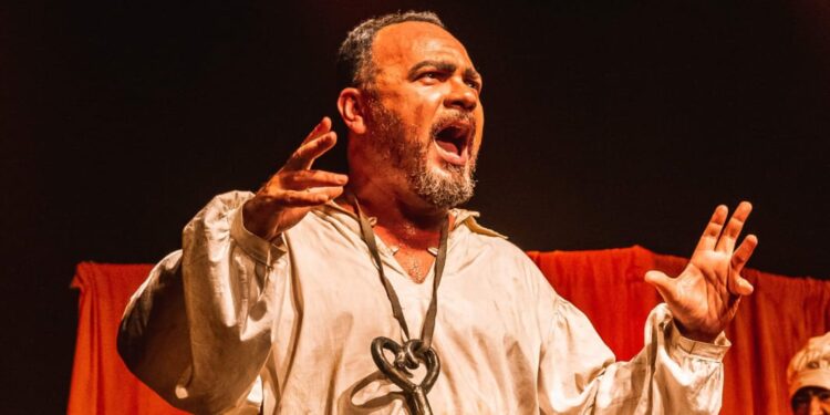 Espetáculo com humor picante e crítica social está em cartaz após 12 anos