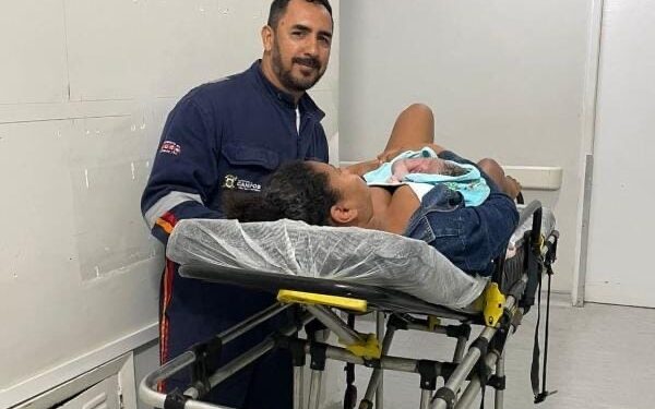 Bebê nasce dentro de ambulância em Campos