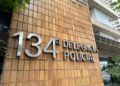 Homem é preso por agredir companheira com socos e golpe de facão em Campos