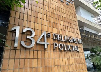 Homem é preso por agredir companheira com socos e golpe de facão em Campos