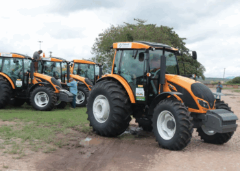 Milhões em máquinas encostadas enquanto agricultores esperam socorro