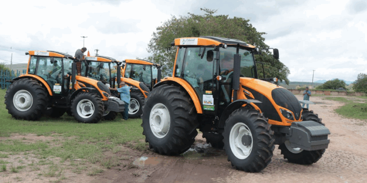 Milhões em máquinas encostadas enquanto agricultores esperam socorro