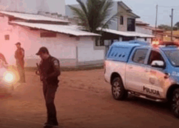 Casal é surpreendido por falsos policiais em casa