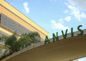 ANVISA apreende medicamentos falsificados e suspende lotes de soro no Brasil