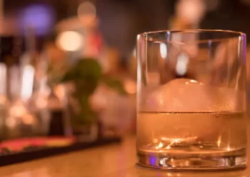 Suspeita de intoxicação por metanol preocupa autoridades de saúde no RJ