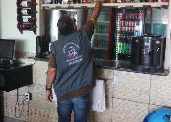Fiscalização caça bebidas com metanol, 30 locais são vistoriados