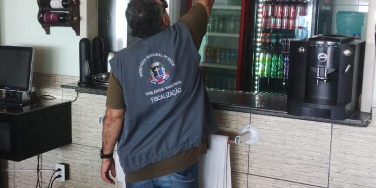 Fiscalização caça bebidas com metanol, 30 locais são vistoriados