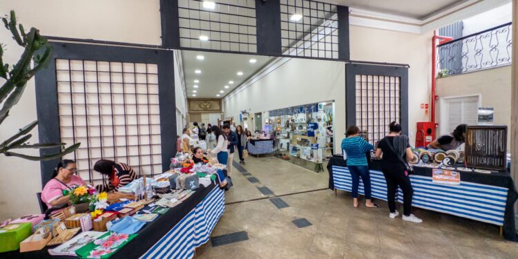 Evento une cultura, literatura e solidariedade em celebração ao Outubro Rosa