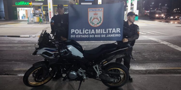 Homem é preso com moto clonada após perseguição policial em Macaé