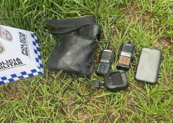 Homem é flagrado monitorando polícia com rádios do tráfico