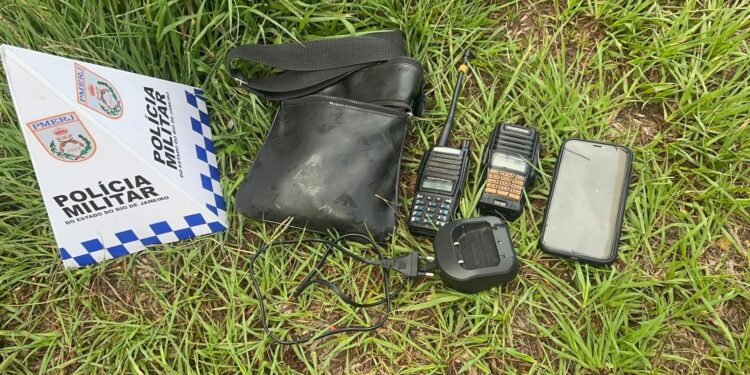 Homem é flagrado monitorando polícia com rádios do tráfico