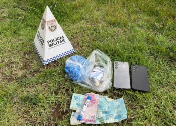 Suspeitos tentam fugir e escondem drogas em prateleira de supermercado