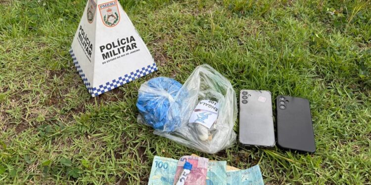 Suspeitos tentam fugir e escondem drogas em prateleira de supermercado