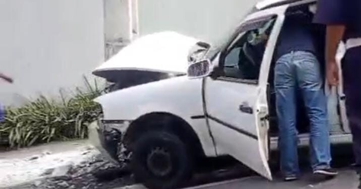 Motorista embriagado bate em poste e é preso em flagrante