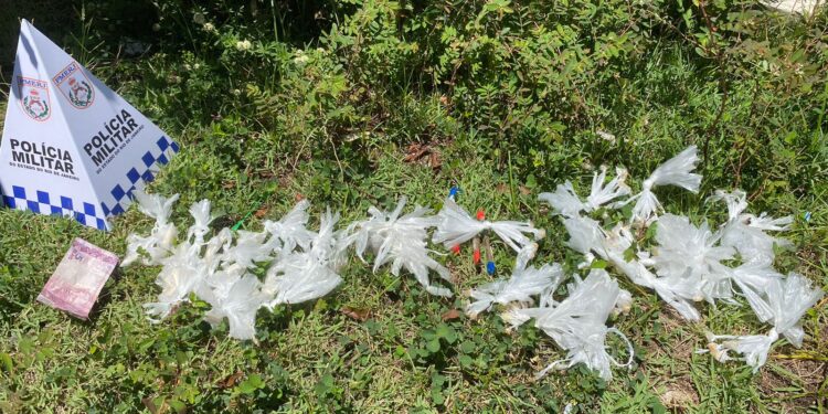 Polícia apreende drogas após criminosos fugirem de abordagem em Macaé