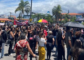 Servidores da Educação e Saúde protestam em frente à Prefeitura e aguardam diálogo com o prefeito