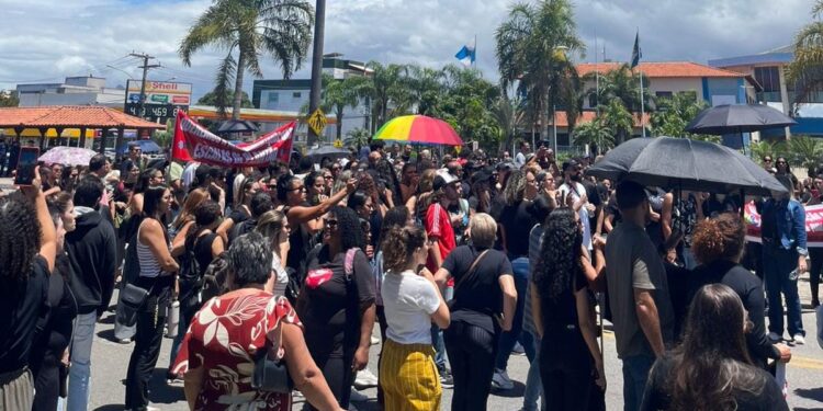 Servidores da Educação e Saúde protestam em frente à Prefeitura e aguardam diálogo com o prefeito