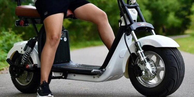 Proprietários de motos e ciclomotores elétricos têm até o fim de 2025 para regularizar veículos