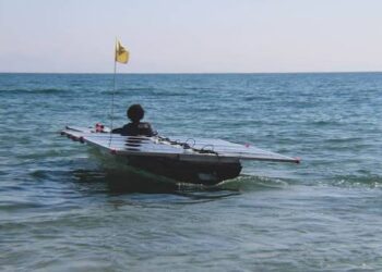 Barcos movidos à luz do sol disputam corrida inédita em Macaé