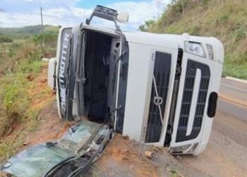 Carga de 30 mil litros de leite é perdida após carreta tombar na BR-356