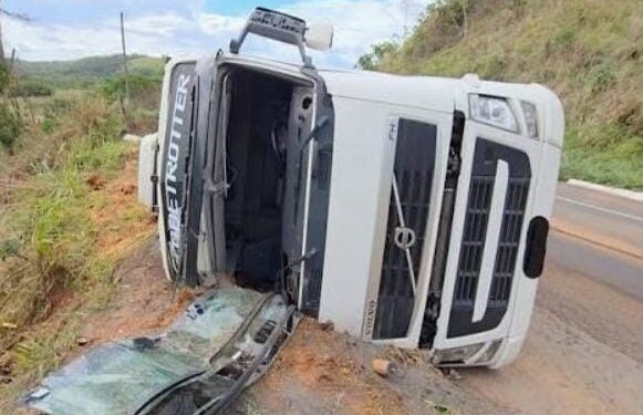 Carga de 30 mil litros de leite é perdida após carreta tombar na BR-356