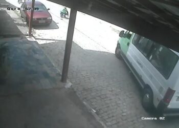 Câmera flagra van desgovernada que atinge poste no litoral de Campos