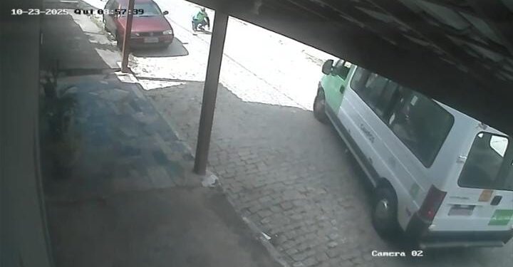 Câmera flagra van desgovernada que atinge poste no litoral de Campos