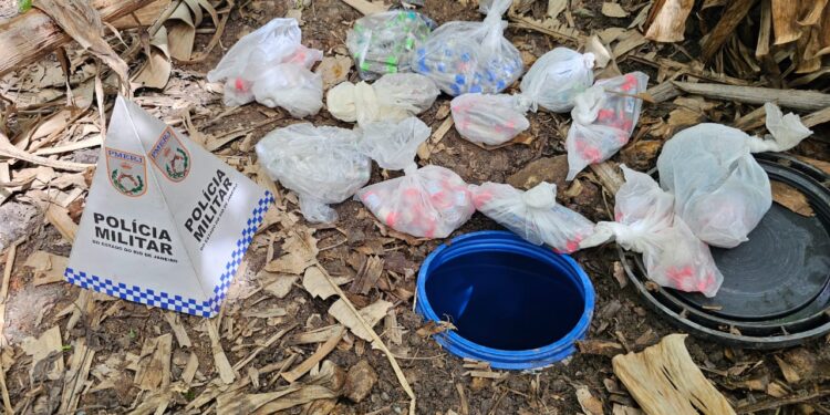 Polícia encontra drogas enterradas em terreno baldio após denúncia anônima