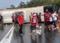 Ônibus com torcedores do Flamengo tomba na Dutra e deixa 16 feridos a caminho da Argentina